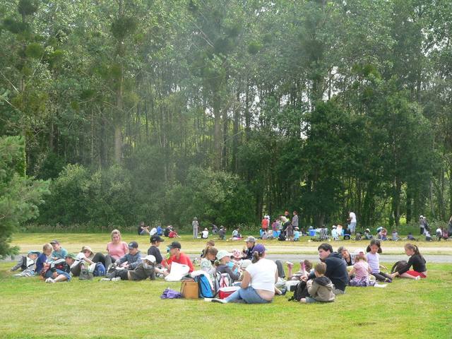 Les groupes assis sur la pelouse - photo AMAC / Les Mouillotins