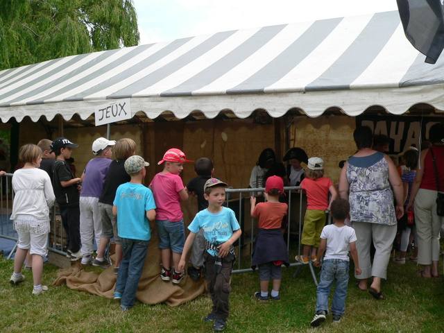 Enfants devant le stand de jeux - photo AMAC / Les Mouillotins