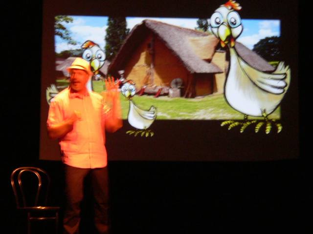 Un conteur devant l'écran animé - photo AMAC / Les Mouillotins