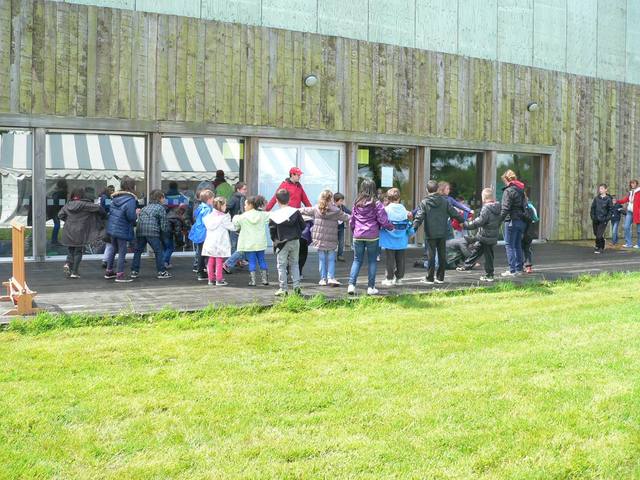 Arrivée des groupes devant la salle - photo AMAC / Les Mouillotins