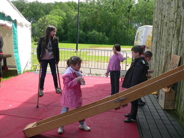 Un jeu en bois sous le barnum - photo AMAC / Les Mouillotins