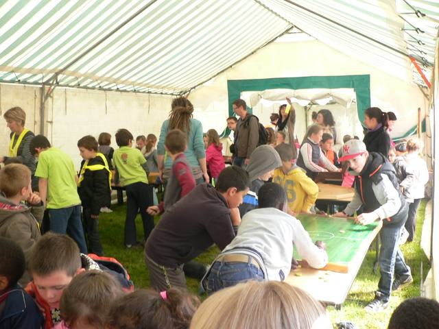 Les enfants dans l'espace jeux sous le barnum - photo AMAC / Les Mouillotins