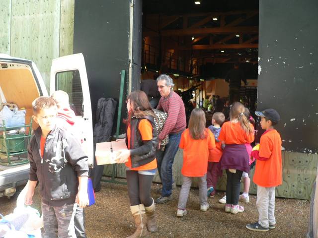 Accueil des enfants à l'entrée de la salle - photo AMAC / Les Mouillotins