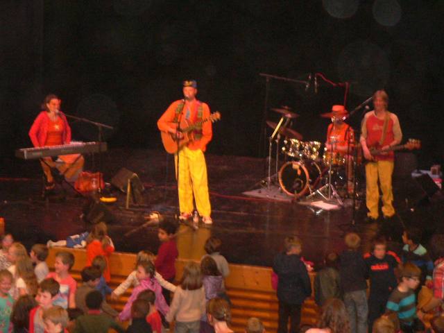 Le groupe en scène et les enfants qui dansent - photo AMAC / Les Mouillotins