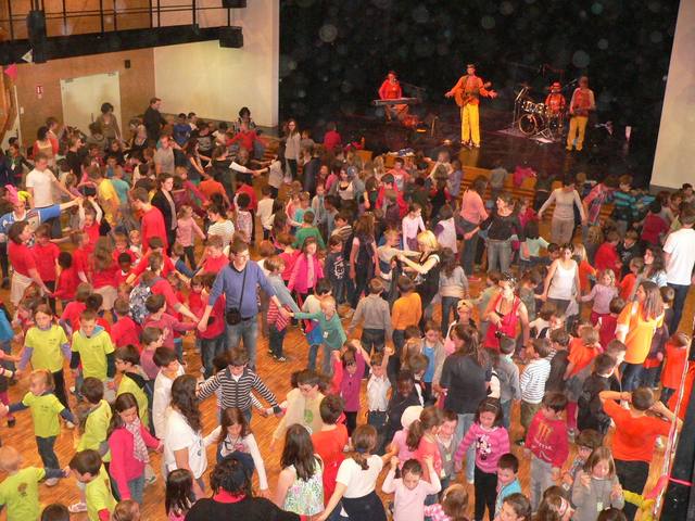 Les enfants dansent dans la salle - photo AMAC / Les Mouillotins