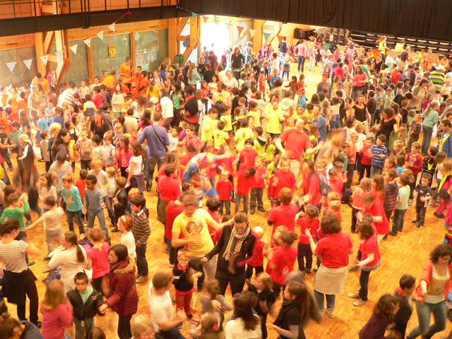 La salle vue d'en haut pendant la danse - photo AMAC / Les Mouillotins