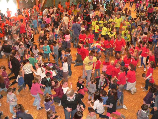 Une grande ronde dans la salle - photo AMAC / Les Mouillotins