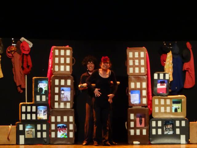 Les deux comédiennes de la Caravane Cie devant leur décor d'immeubles, « Les Voisins font leur cirque » - photo AMAC / Les Mouillotins