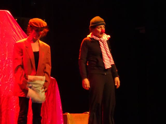 Les deux clowns de la Caravane Cie sous les lumières rouges de la scène - photo AMAC / Les Mouillotins