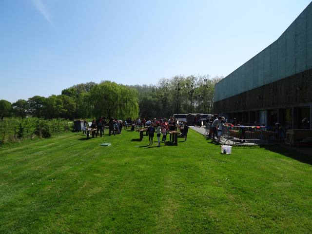 La pelouse de la salle de l'Orion installée pour le coin des jeux, sous le soleil - photo AMAC / Les Mouillotins