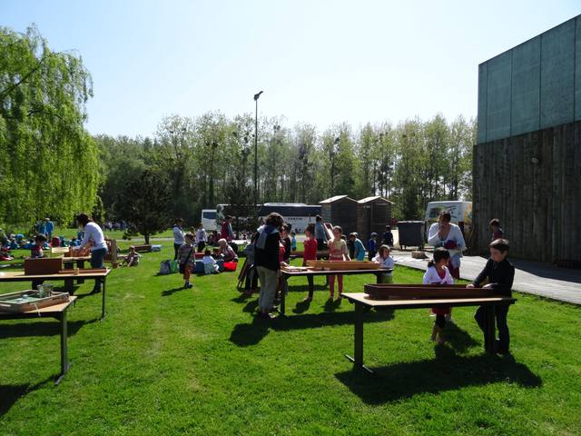 Tables de jeux en bois de Payaso Loco sur la pelouse - photo AMAC / Les Mouillotins