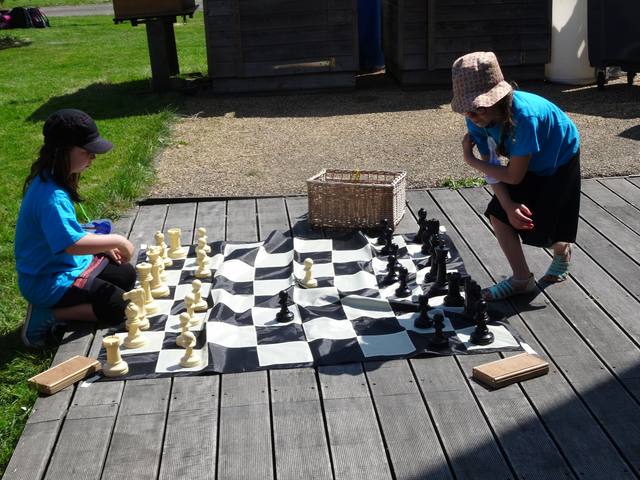 Partie d'échecs géants sur la terrasse - photo AMAC / Les Mouillotins