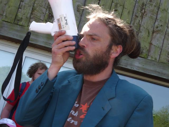 Un animateur du coin des jeux au mégaphone - photo AMAC / Les Mouillotins