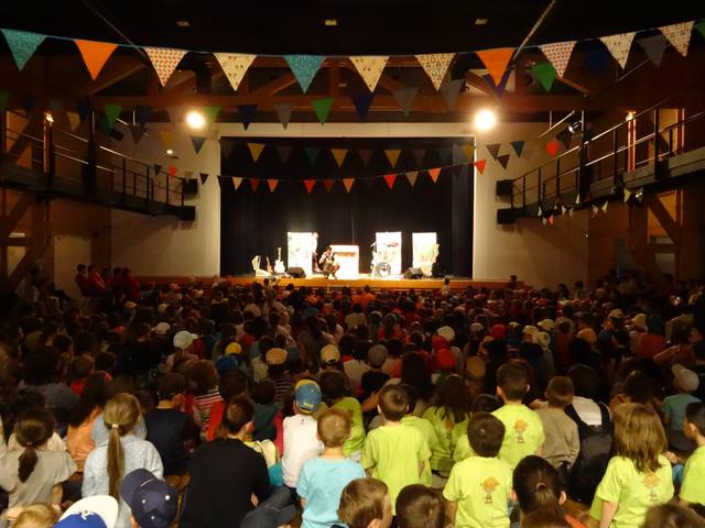 La salle de l'Orion pleine et décorée de fanions pour le concert de l'après-midi - photo AMAC / Les Mouillotins