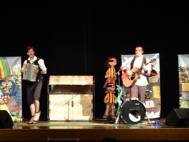 Les Mini Vengeurs en concert, accordéon et guitare, devant leur coffre à jouets - photo AMAC / Les Mouillotins