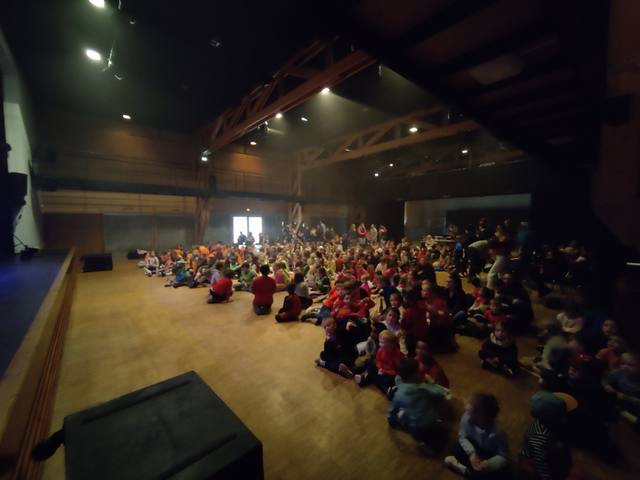 Le public s'installe dans la salle - photo AMAC / Les Mouillotins