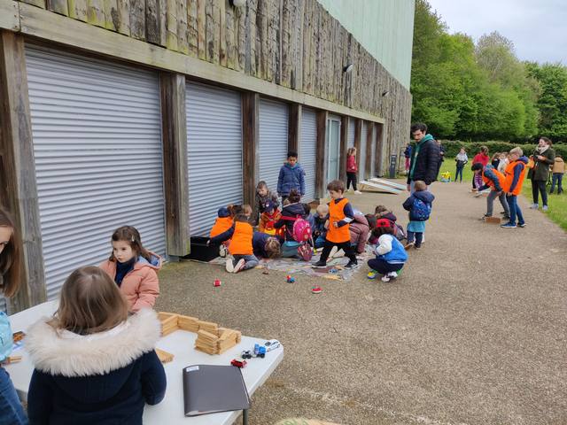 Les jeux en plein air devant la salle - photo AMAC / Les Mouillotins