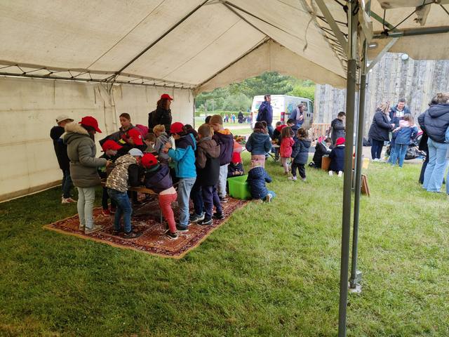 Le coin des jeux sous le chapiteau - photo AMAC / Les Mouillotins