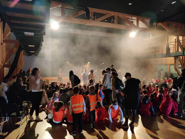 La salle dans la fumée de scène avant le spectacle - photo AMAC / Les Mouillotins