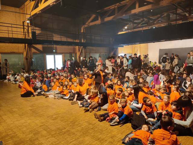 Les centres de loisirs assis devant la scène - photo AMAC / Les Mouillotins