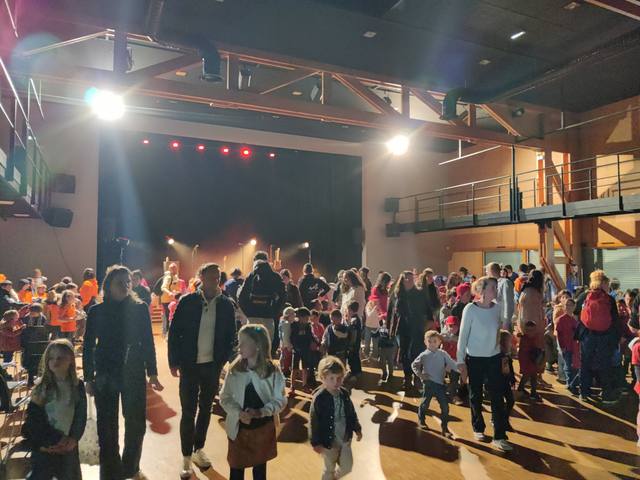 Petits et grands dans la salle après le spectacle - photo AMAC / Les Mouillotins