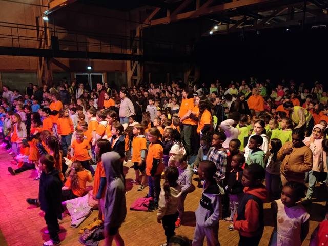 Les enfants dansent pendant le concert - photo AMAC / Les Mouillotins