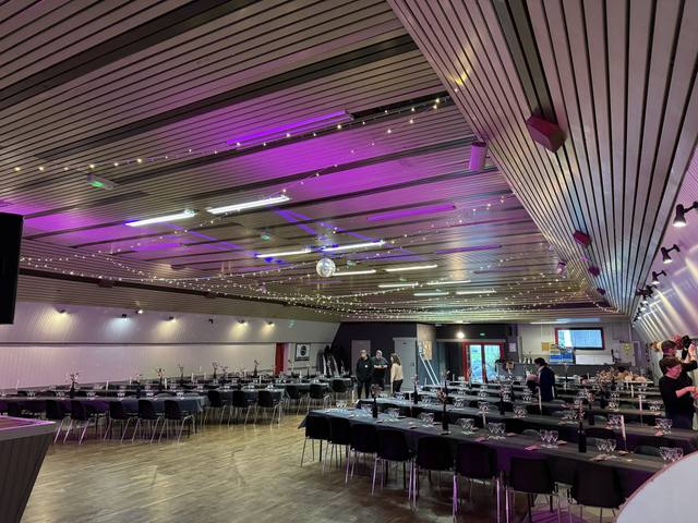 La salle décorée avant l'arrivée des invités - photo AMAC / Les Mouillotins