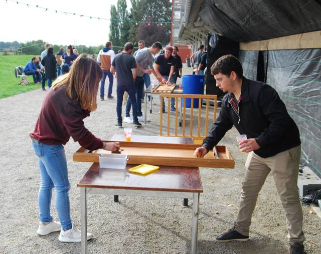 Deux joueurs face à face à la planche - photo AMAC / Les Mouillotins