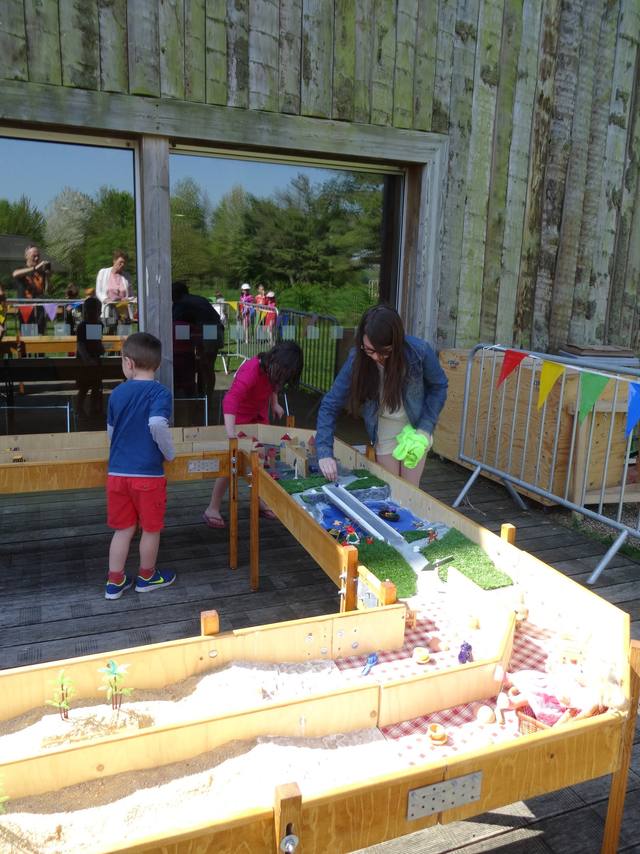 Le Circuit de Billes et ses décors sur la terrasse en bois - photo AMAC / Les Mouillotins