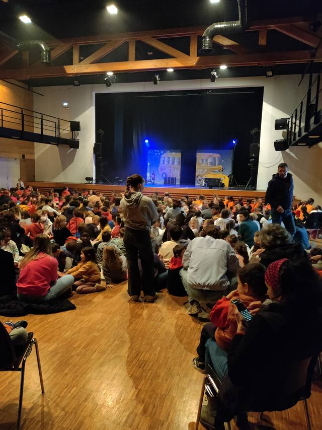 La salle comble avant le spectacle - photo AMAC / Les Mouillotins