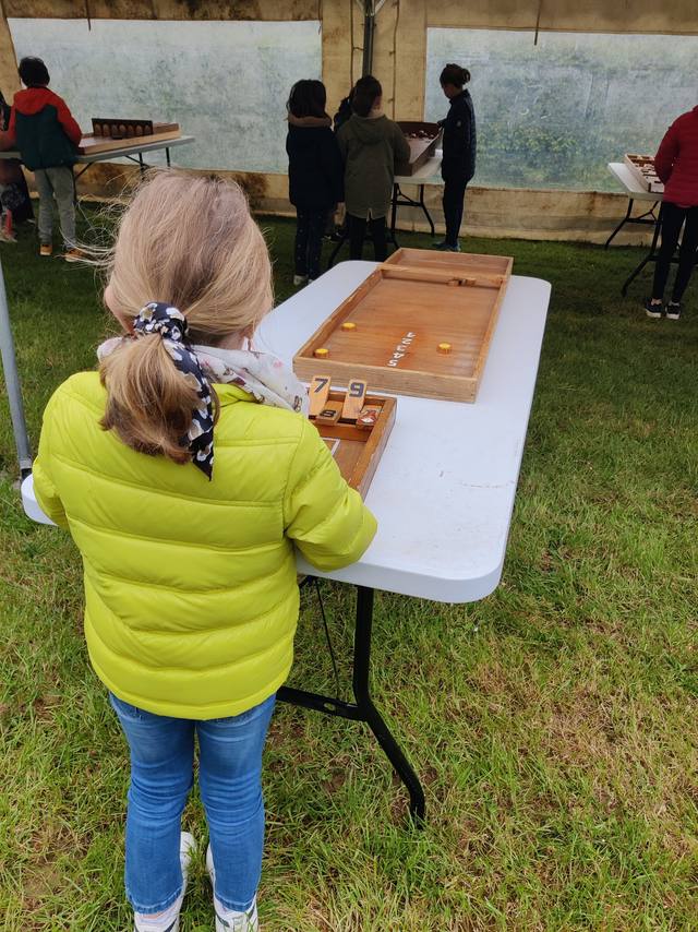 Une partie de jeu en bois au coin des jeux - photo AMAC / Les Mouillotins
