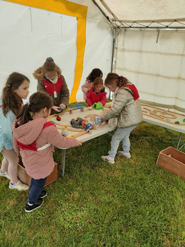 Le circuit de petits trains sous le chapiteau - photo AMAC / Les Mouillotins