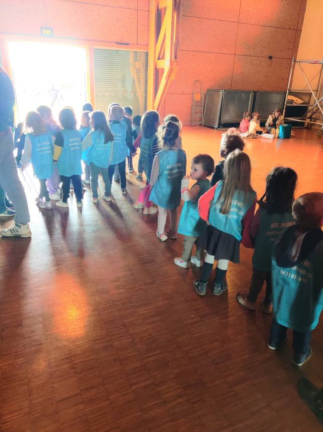 Une classe entre dans la salle - photo AMAC / Les Mouillotins