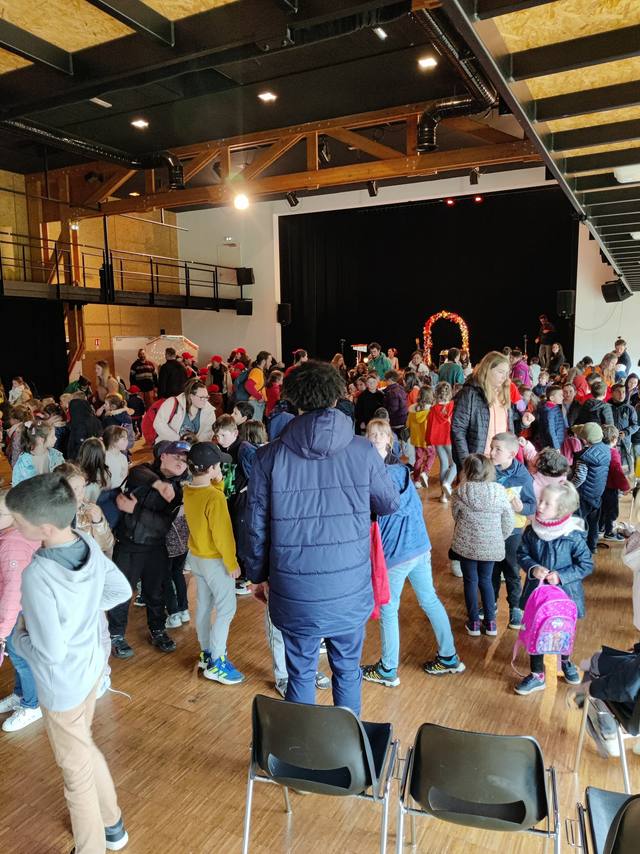 Les enfants dansent devant la scène - photo AMAC / Les Mouillotins