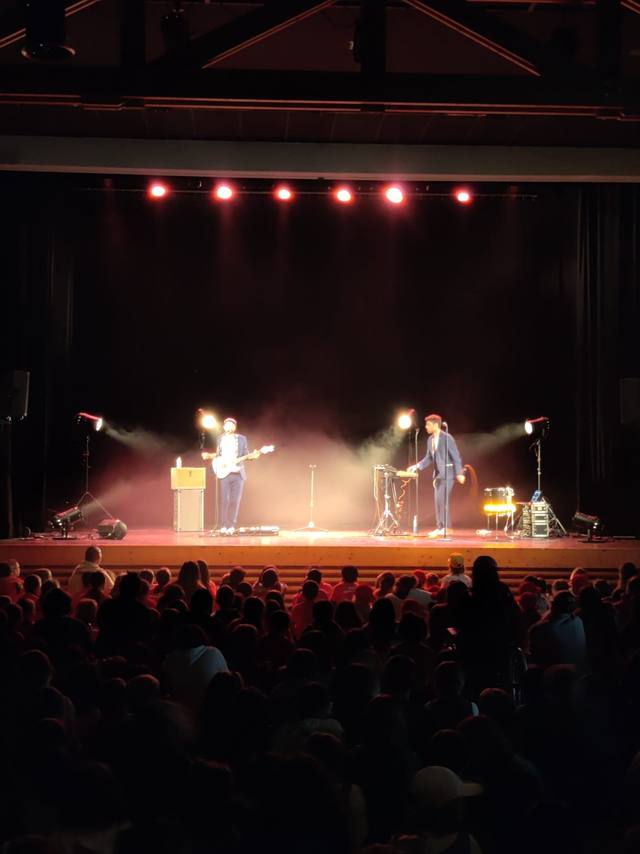 Le concert de l’après-midi sous les projecteurs - photo AMAC / Les Mouillotins