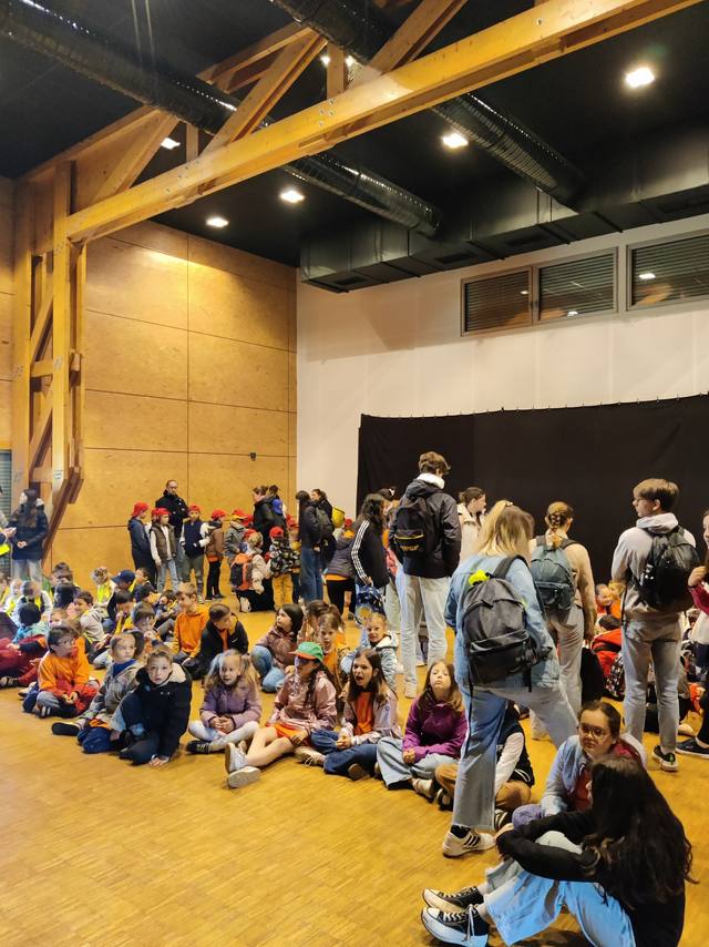 Le public s'installe dans la salle - photo AMAC / Les Mouillotins