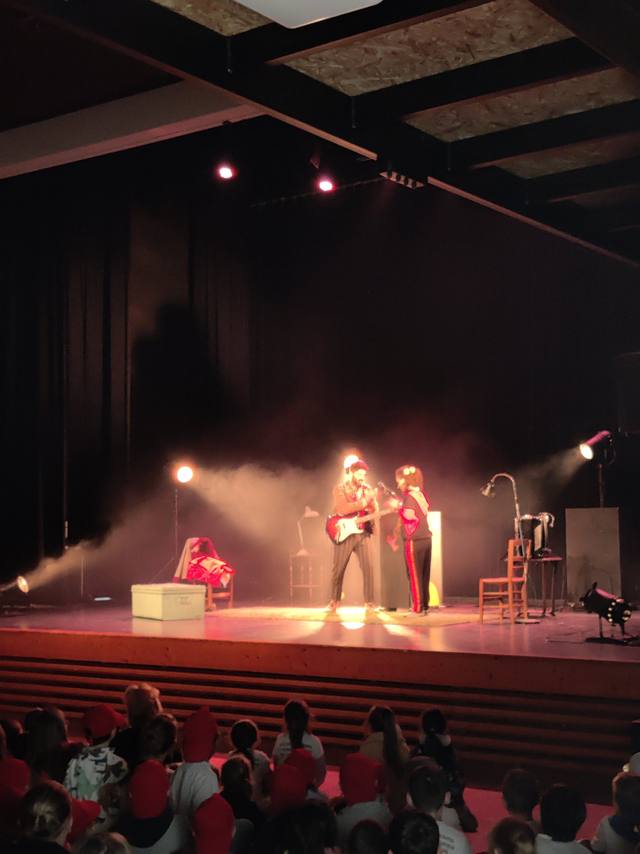 Un spectacle sur la scène de l'Orion - photo AMAC / Les Mouillotins