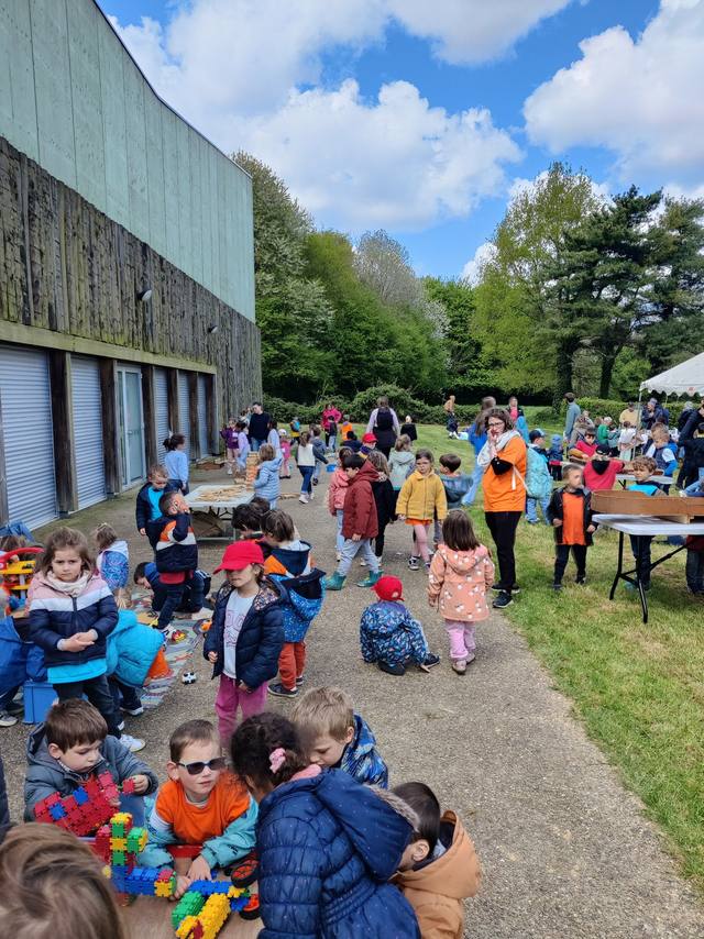 Les jeux de construction en plein air - photo AMAC / Les Mouillotins