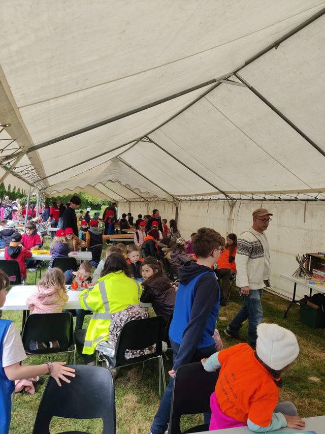 Une pause sous le chapiteau - photo AMAC / Les Mouillotins