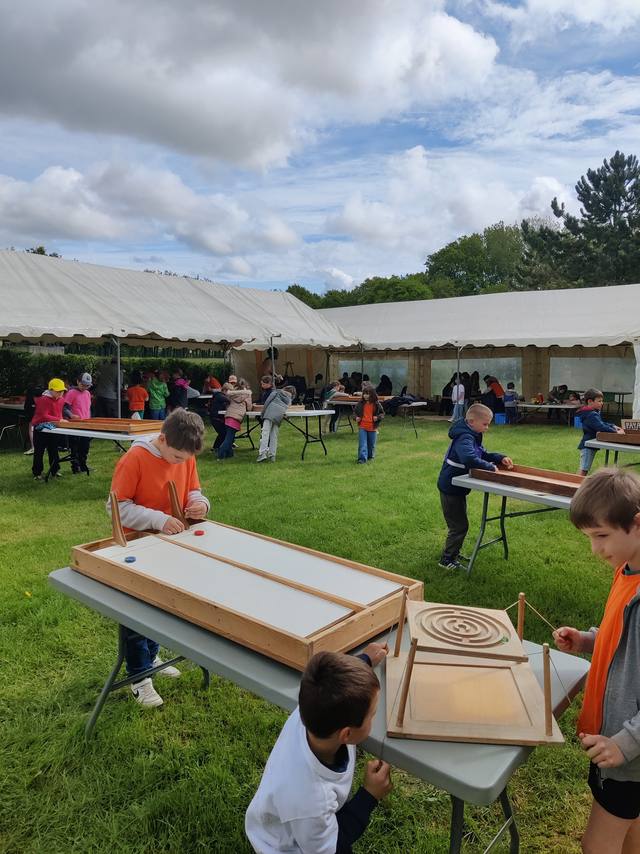 Les jeux en bois sous le soleil - photo AMAC / Les Mouillotins