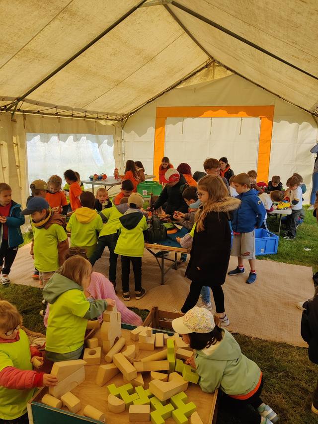 Les jeux de construction sous le chapiteau - photo AMAC / Les Mouillotins