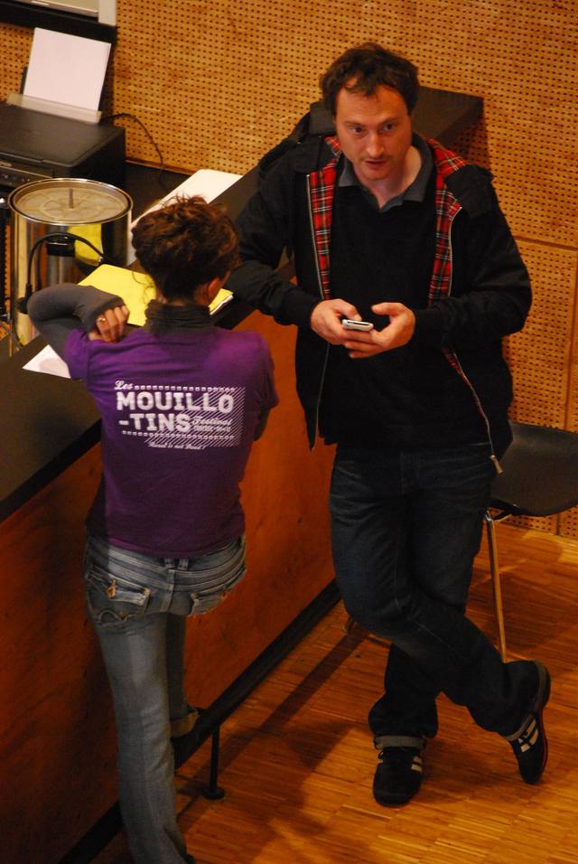 Des bénévoles au comptoir - photo AMAC / Les Mouillotins