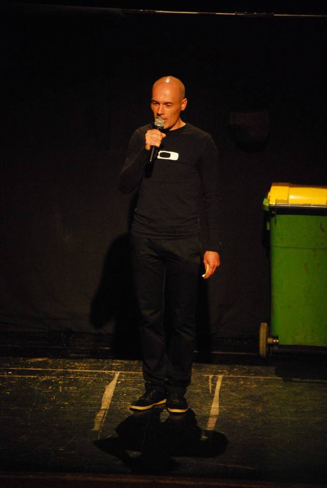 Présentation au micro sur scène - photo AMAC / Les Mouillotins