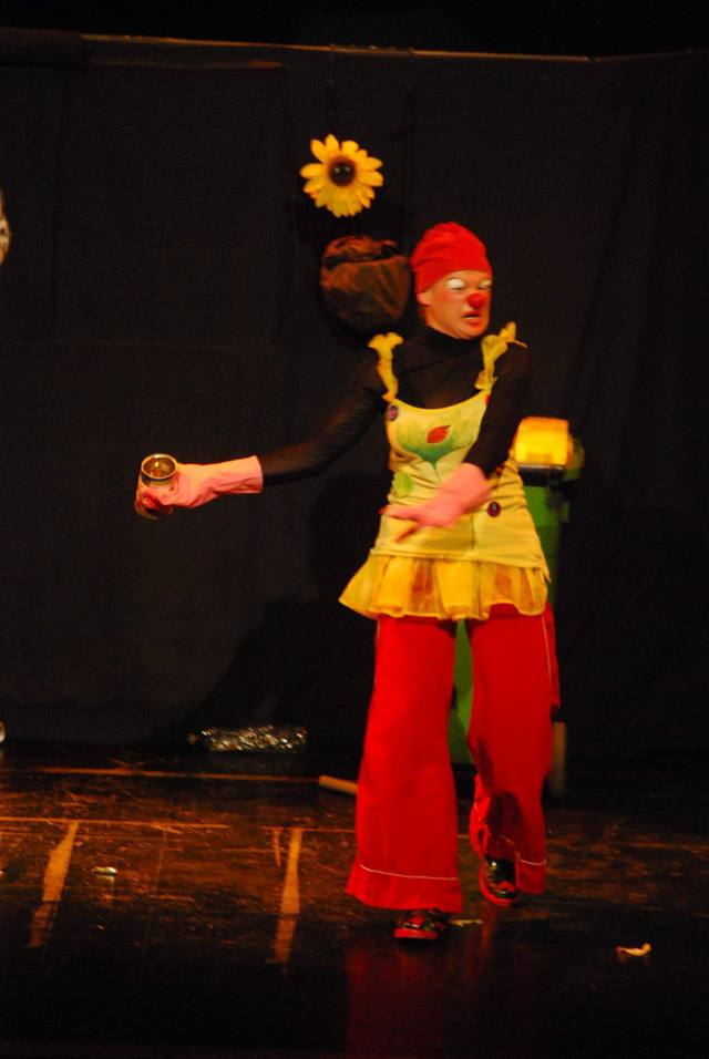 Une clown en scène - photo AMAC / Les Mouillotins