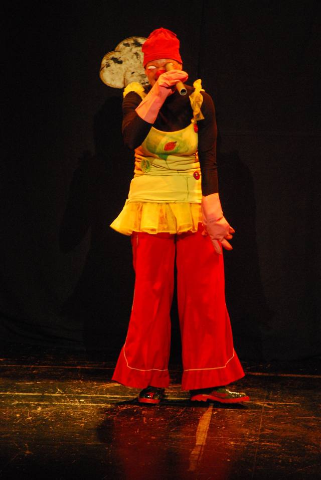 La clown chante au micro - photo AMAC / Les Mouillotins