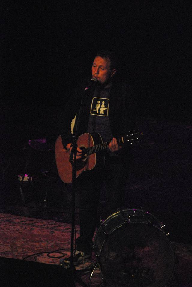 Un chanteur guitariste en concert - photo AMAC / Les Mouillotins
