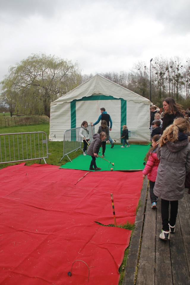 Le minigolf sur moquette et la tente du coin des jeux - photo AMAC / Les Mouillotins