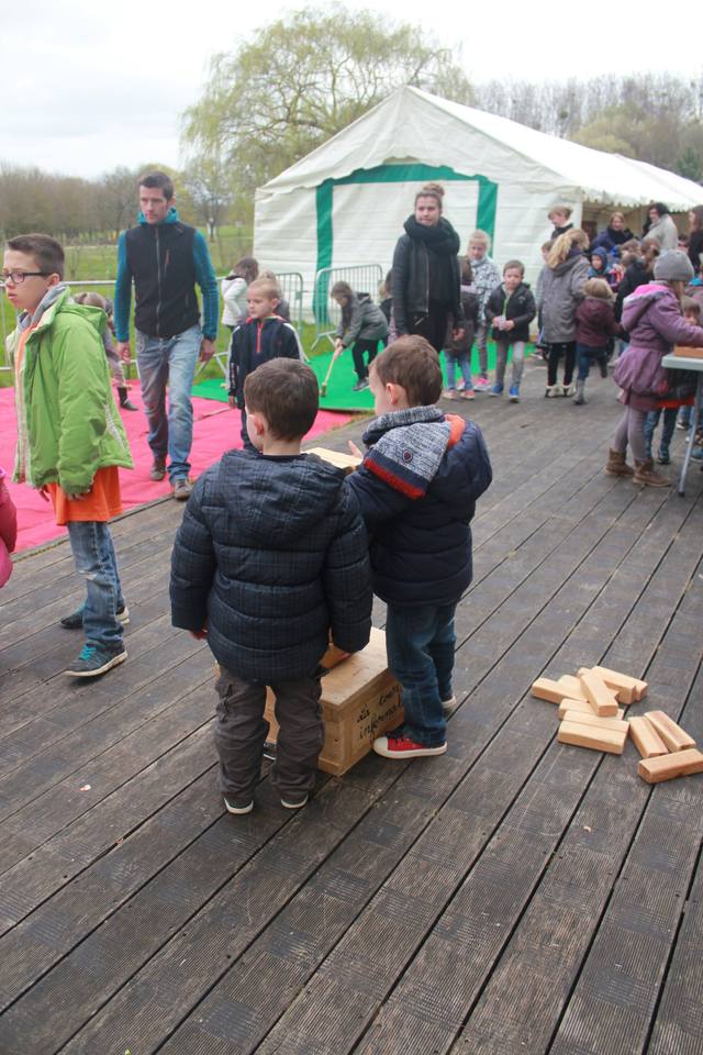 Jeux en bois géants sur la terrasse - photo AMAC / Les Mouillotins