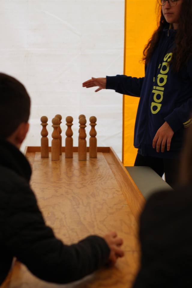 Une partie de quilles en bois - photo AMAC / Les Mouillotins