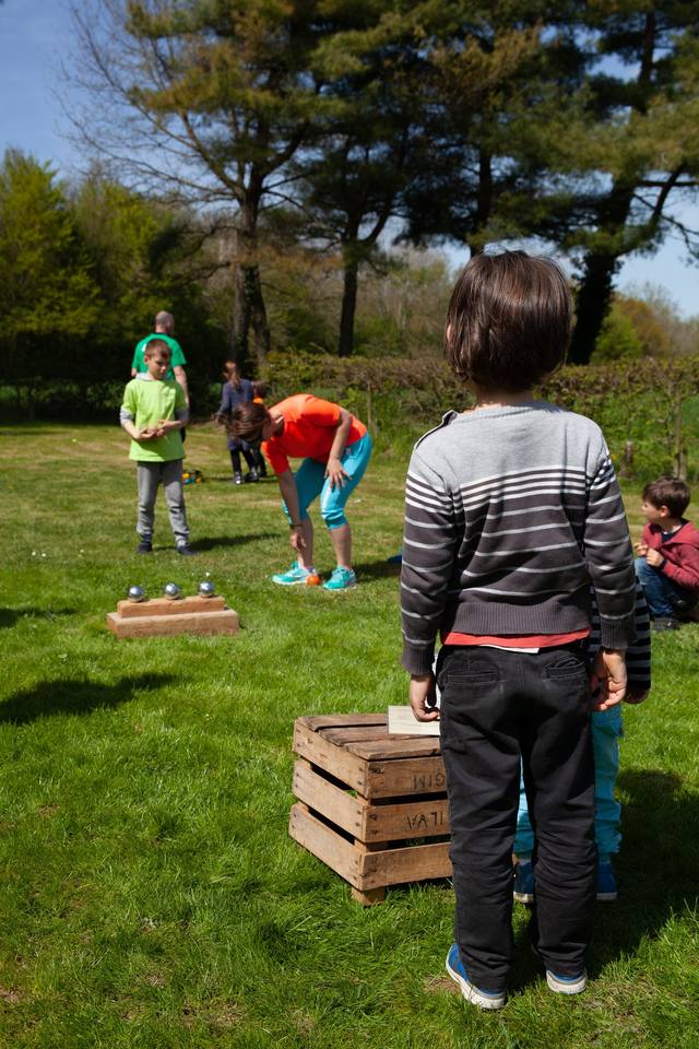 Un jeu de quilles en plein air - photo AMAC / Les Mouillotins